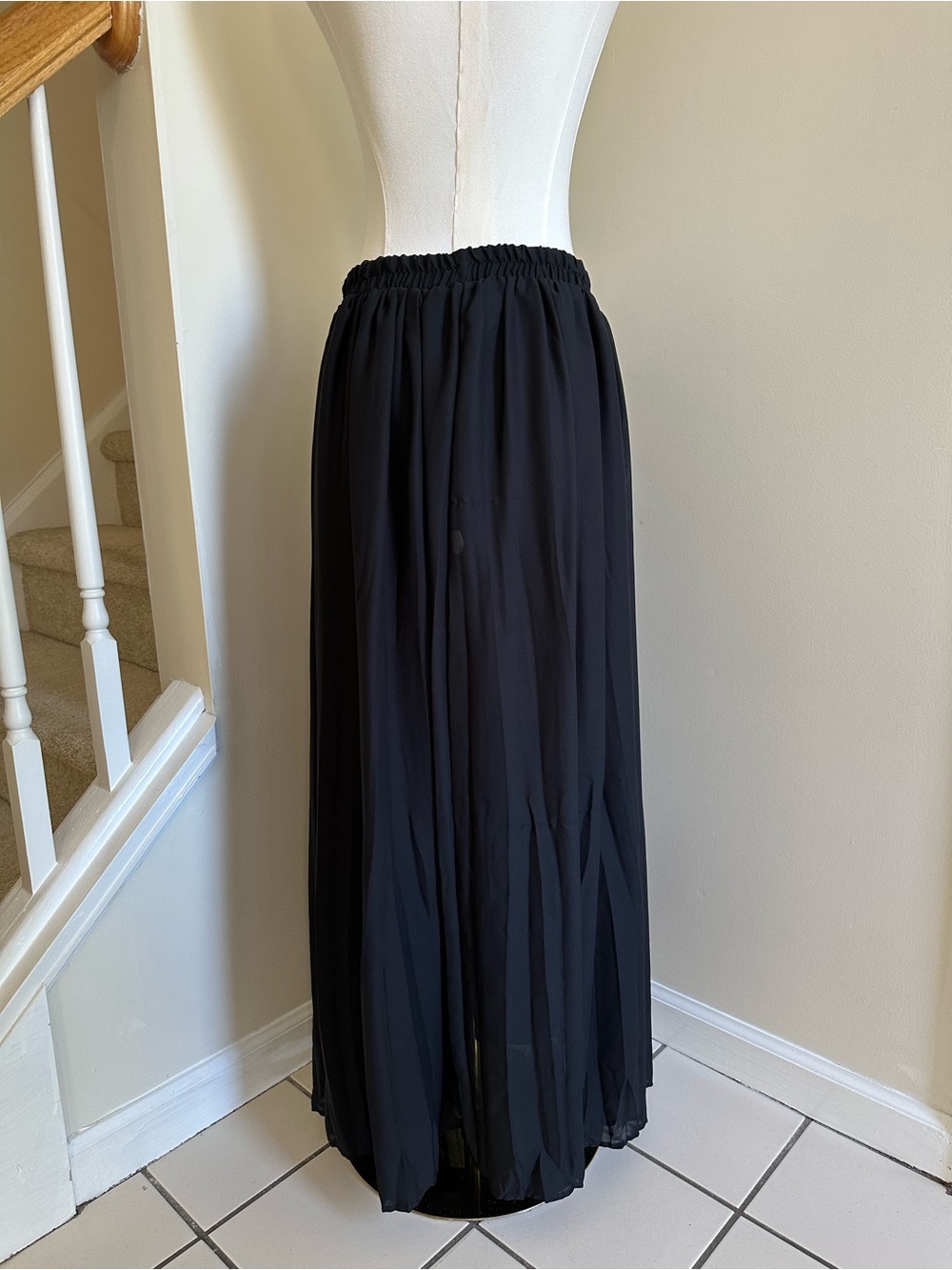 Black Pleated Skirt- Large - Picture 3 of 5